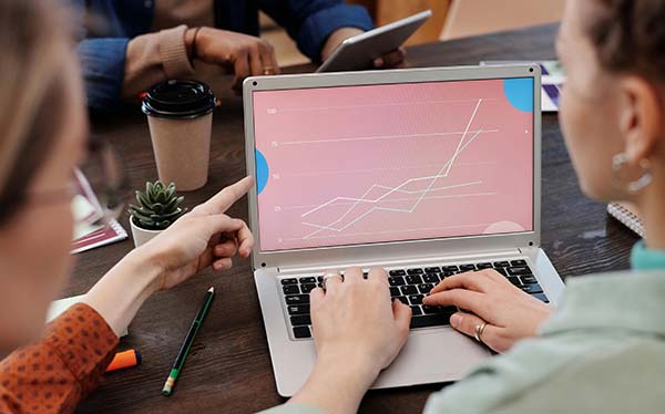 Écran de résultats SEO dans une agence de création de sites web à Nantes
