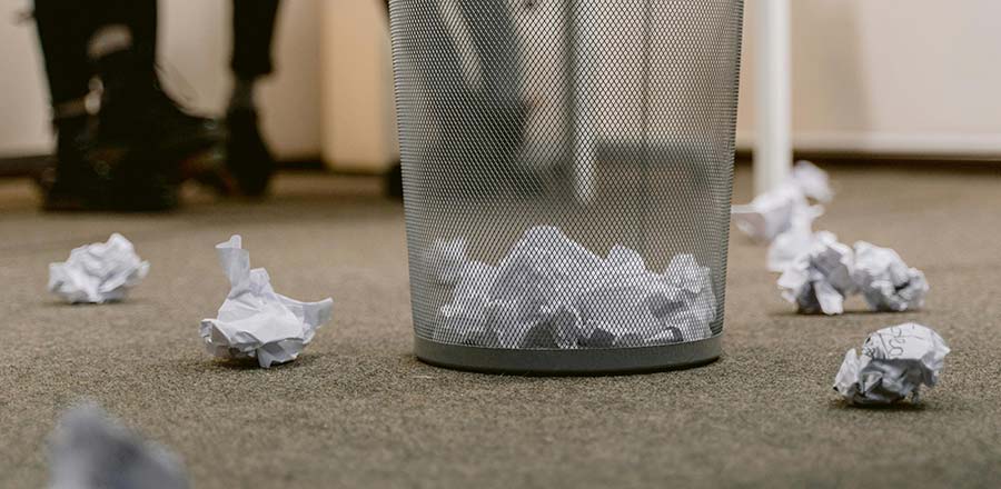 Corbeille à papier remplie d'emails non lus