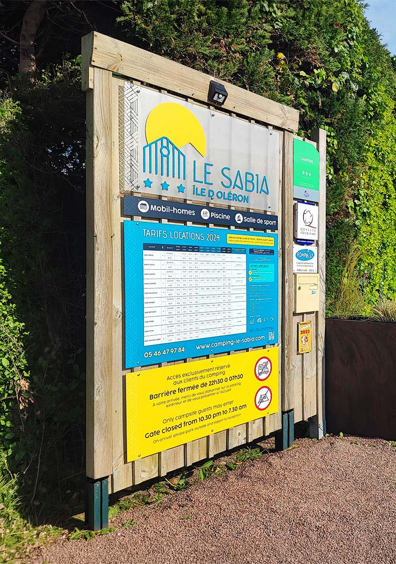Enseigne totem et panneaux tarifs saison camping