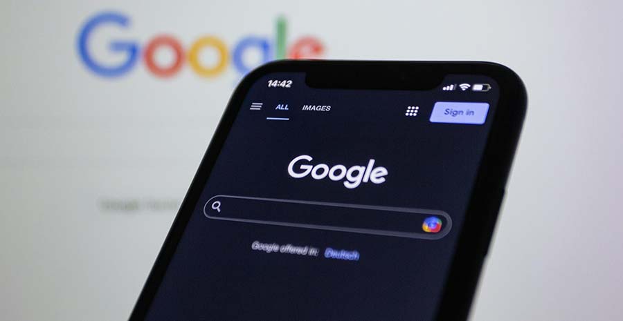 Smartphone affichant les résultats de recherche Google