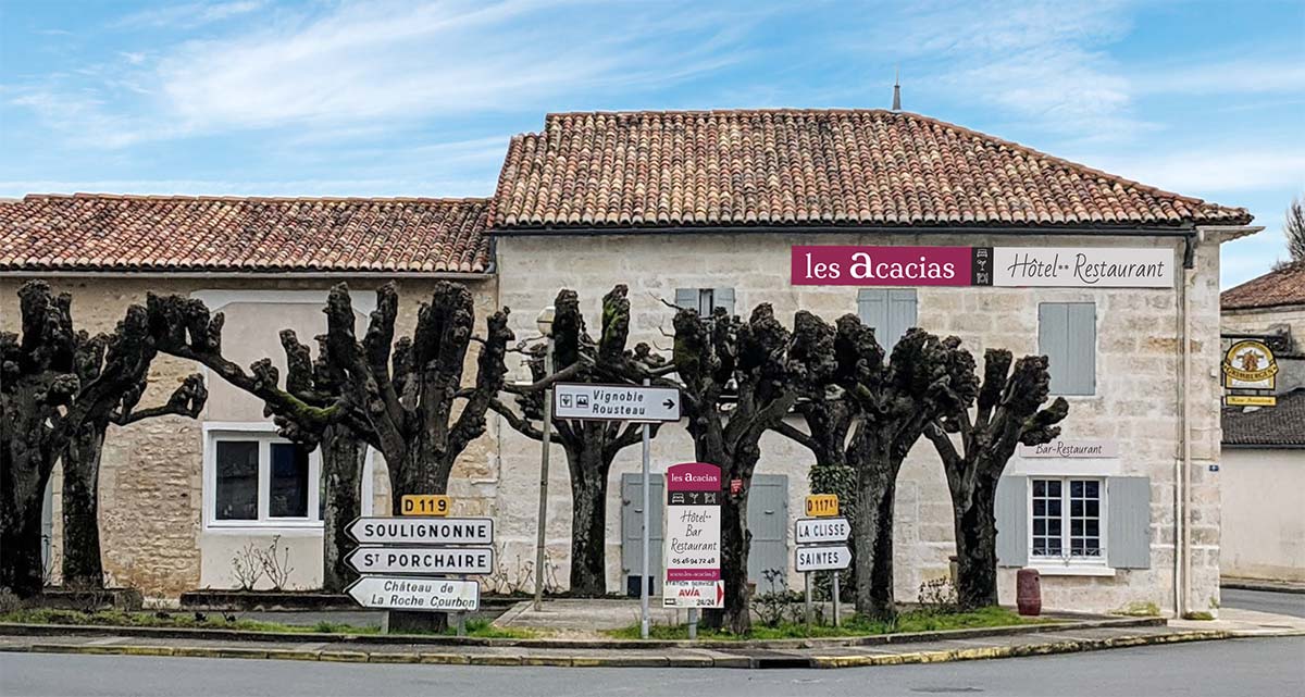 Enseigne en façade de l'Hôtel-Restaurant Les Acacias à Corme-Royal