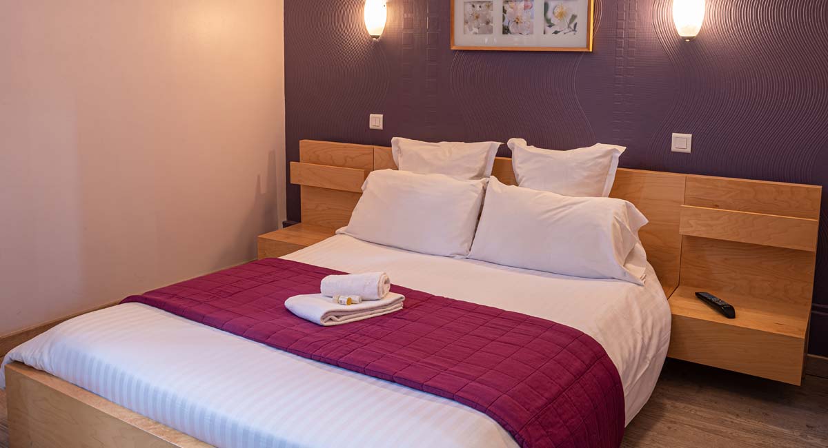 Chambre d'hôtel de l'établissement Les Acacias près de Saintes