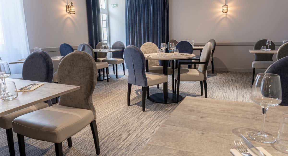 Salle de restaurant de l'établissement Les Acacias près de Saintes