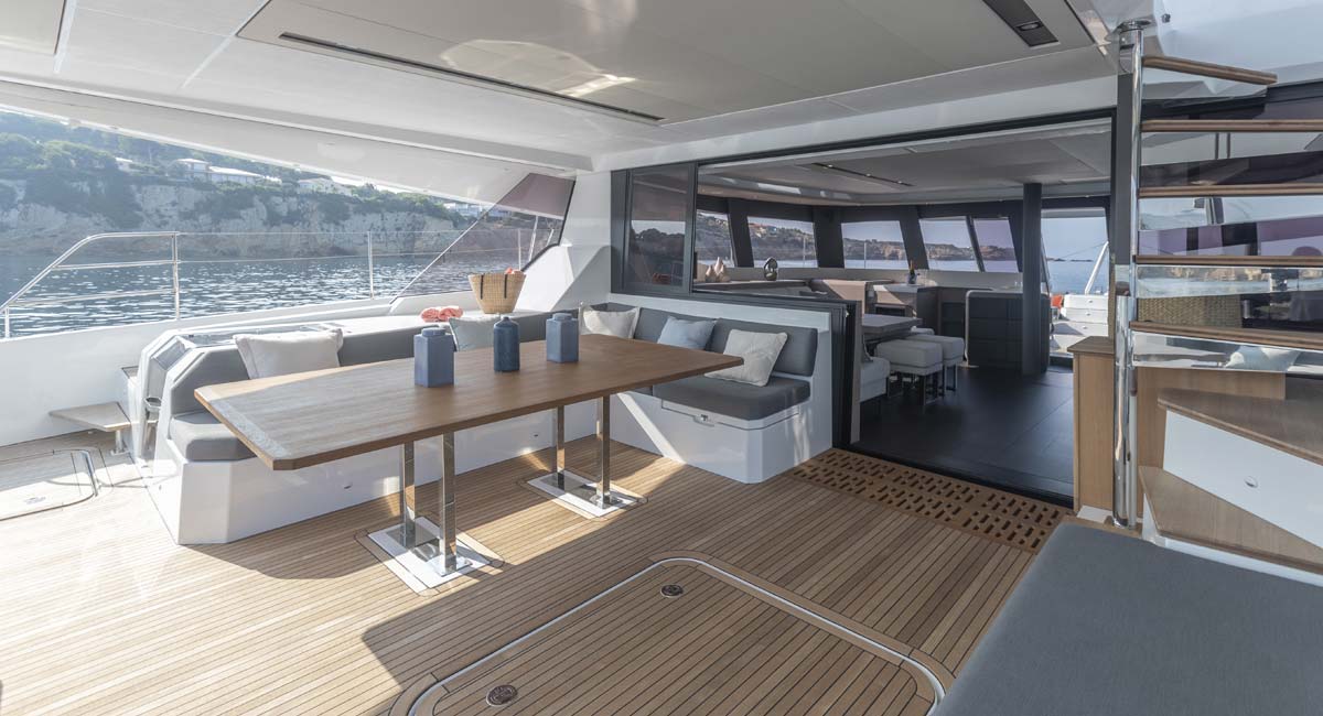 Catamaran avec aménagements en teck par l'Atelier du Teck