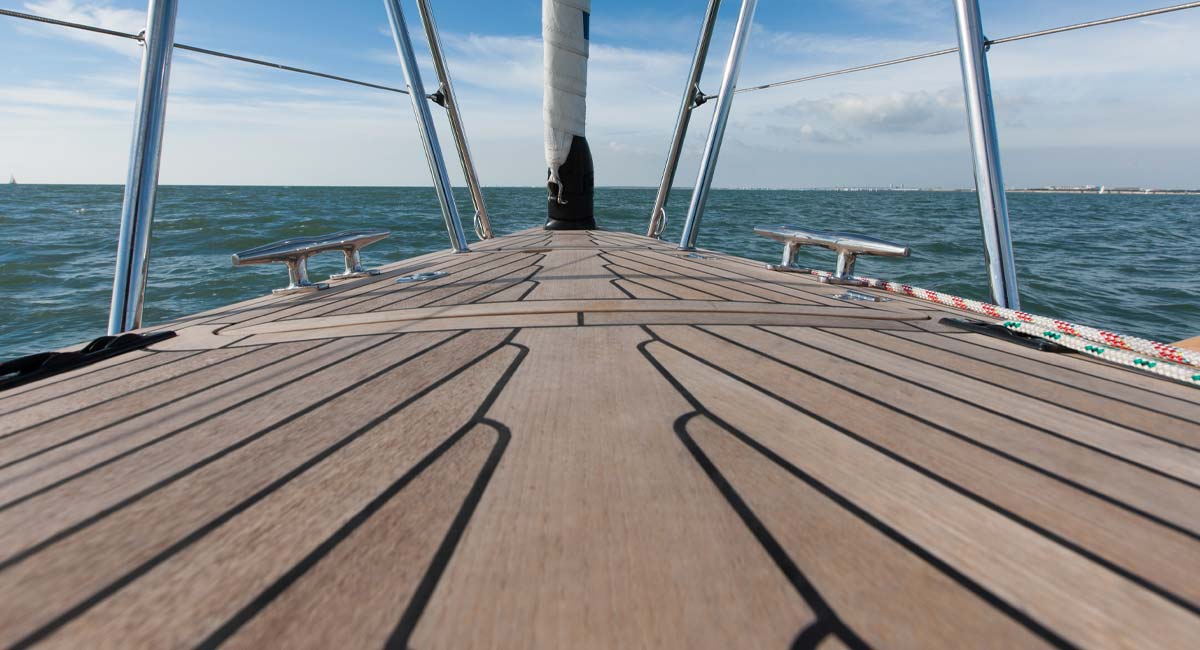 Détail d'un pont en teck réalisé par l'Atelier du Teck