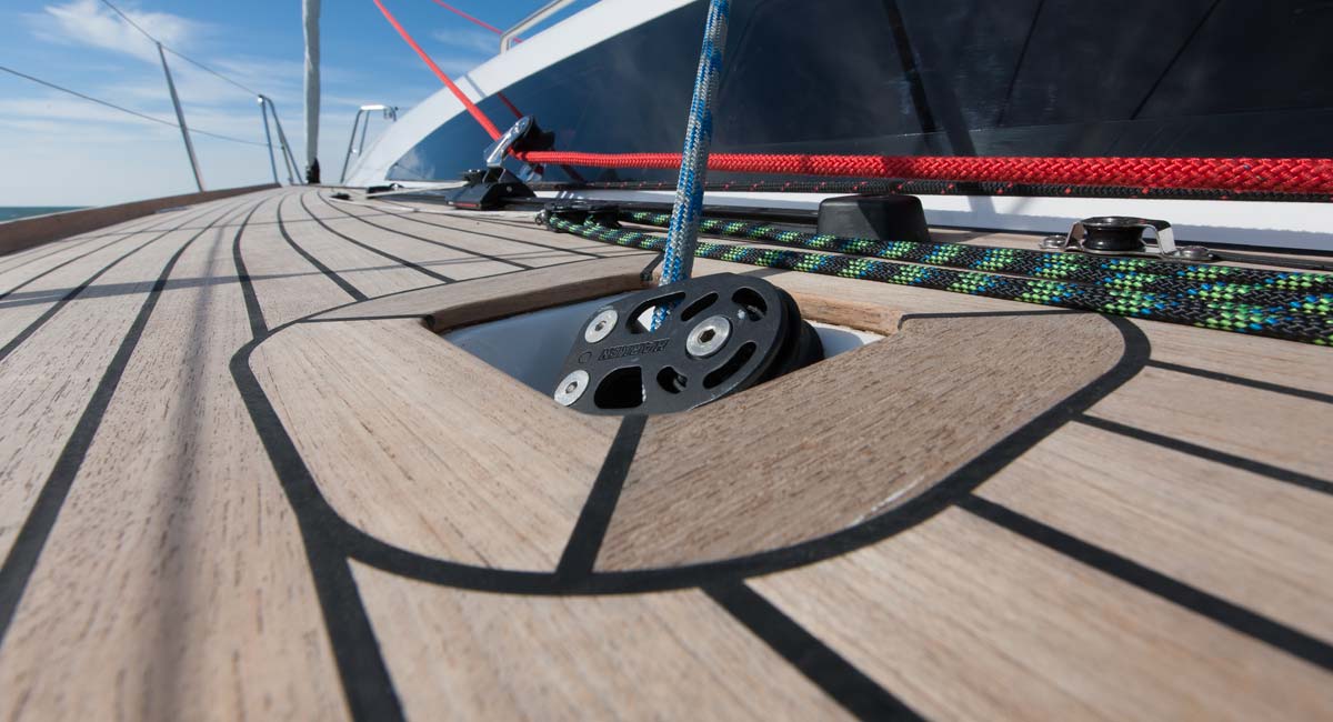 Pont en teck sur un catamaran réalisé par l'Atelier du Teck