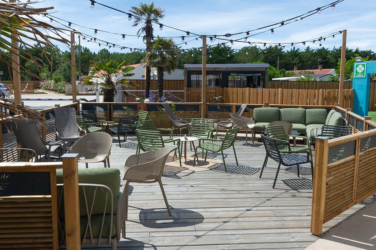 Photo de la terrasse du bar du camping réalisée par Koro Marketing