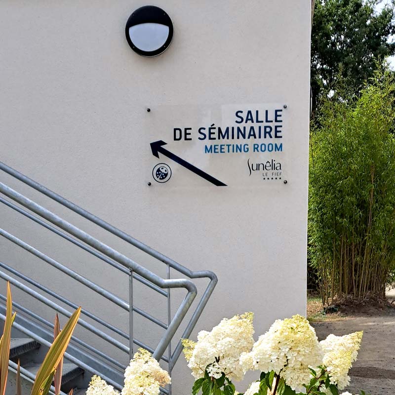 Signalétique extérieure en plexi conçu par l'agence de communication Koro Marketing à Nantes