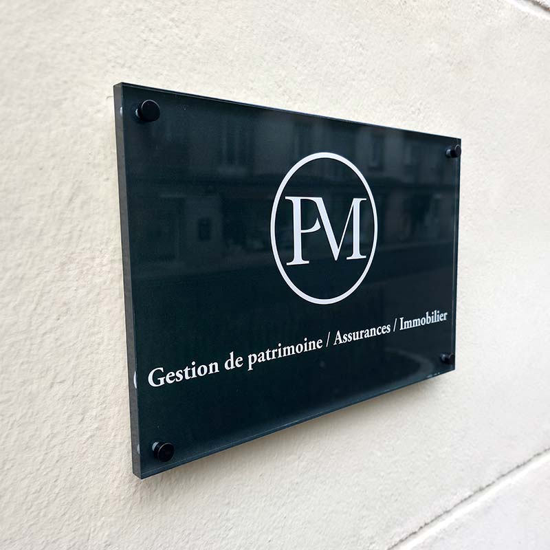 Plaque professionnelle en façade pour le Groupe PM à Nantes