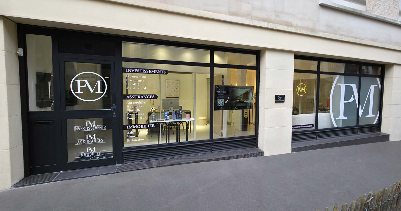Vitrophanie adhésive sur la vitrine du Groupe PM à Nantes