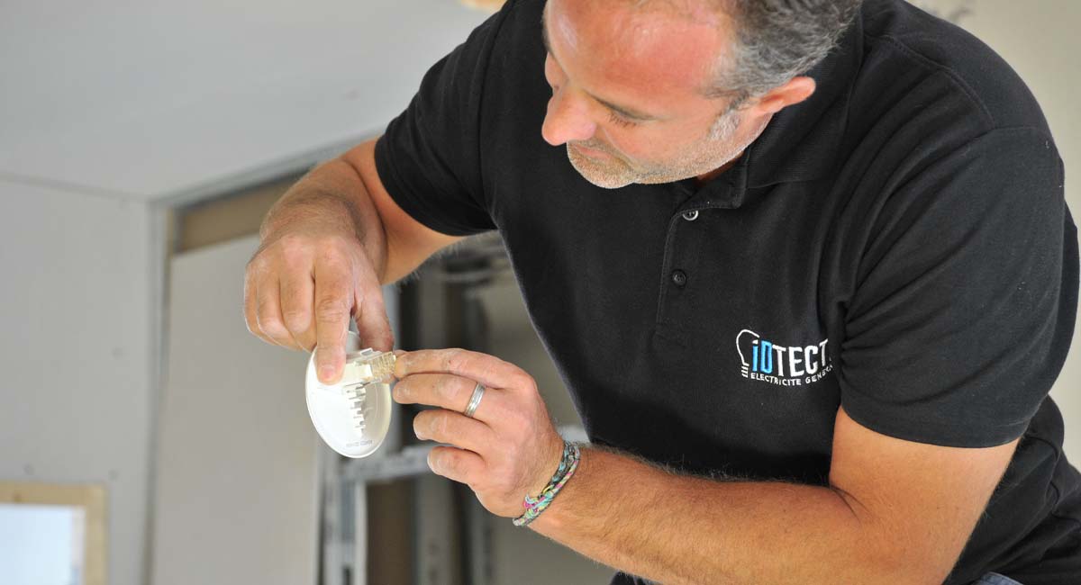 Artisan électricien IDtecte intervenant près de Nantes