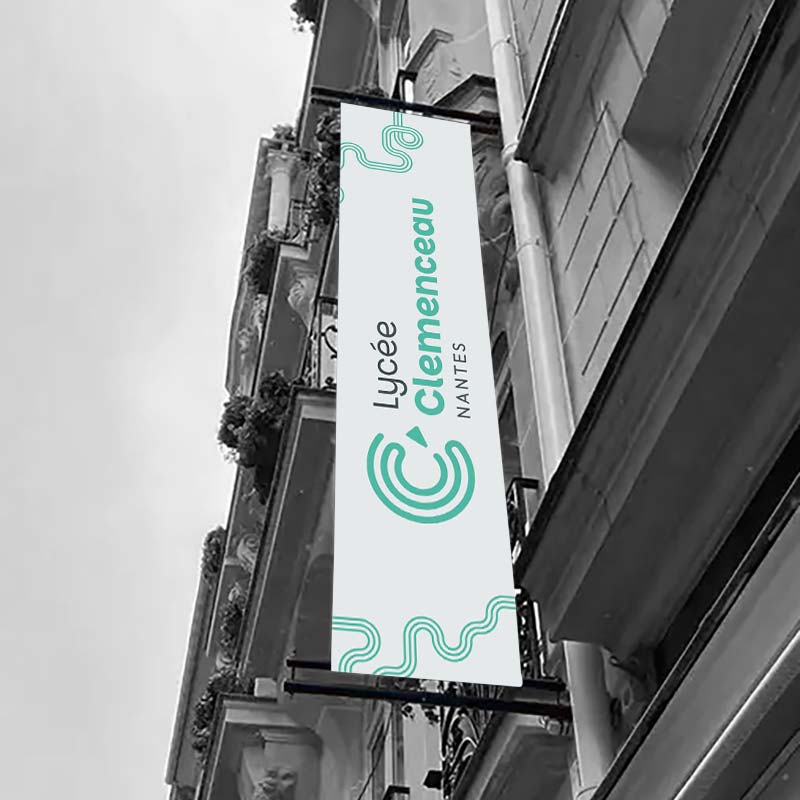 Drapeau avec logo en façade du Lycée Clemenceau à Nantes