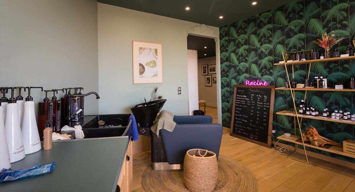 Coiffeur et coiffeuse au travail dans le salon Racine à Nice