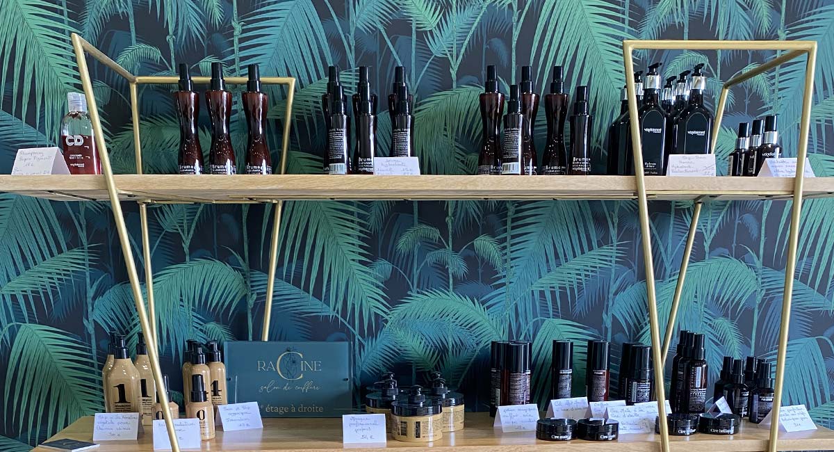 Étagère de produits éco-responsables au salon Racine Coiffure