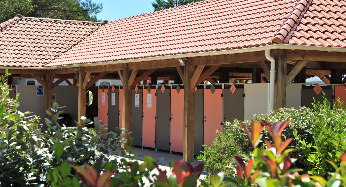 Sanitaires modernes du camping Tastesoule à Vensac